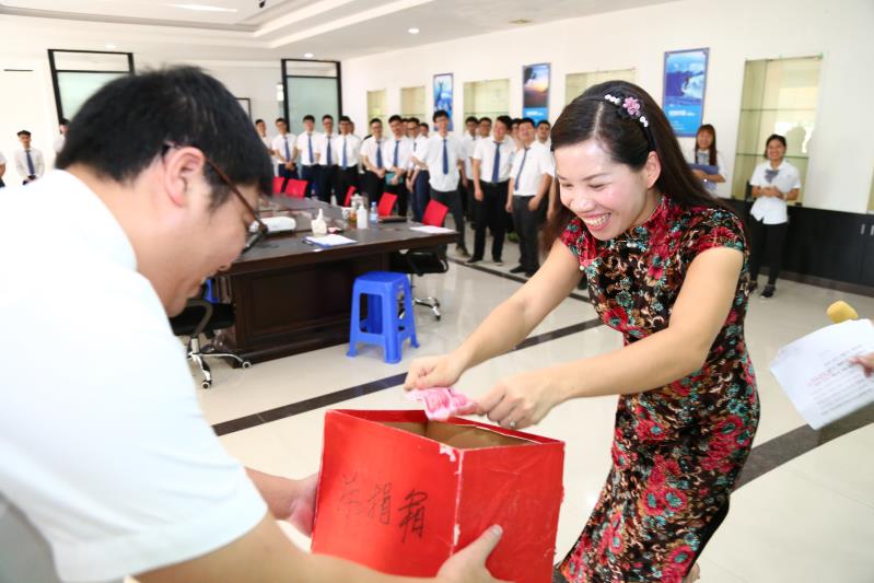 王總會議遲到2分鐘進行樂捐 王總會議遲到2分鐘進行樂捐
