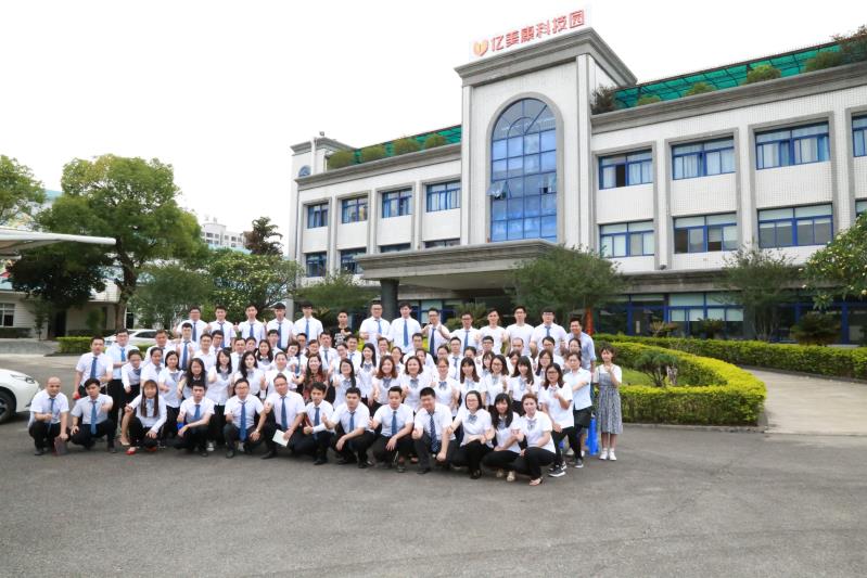 中聯(lián)邦全體人員在企業(yè)門口集體合照 中聯(lián)邦全體人員在企業(yè)門口集體合照